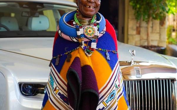 ศิลปินระดับโลก รังสรรค์งานบน ‘แกลเลอรี’ ของโรลส์-รอยซ์ แฟนธอม