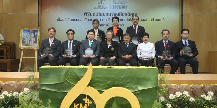 นิสสันรับมอบโล่เกียรติคุณ จากมหาวิทยาลัยเทคโนโลยีพระจอมเกล้าธนบุรี