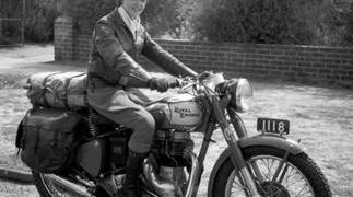 “รอยัล เอนฟิลด์” ชวนรำลึกถึง “วินนี่เฟร็ด เวลส์” ตำนานนักขับขี่มอเตอร์ไซค์ผู้หญิง