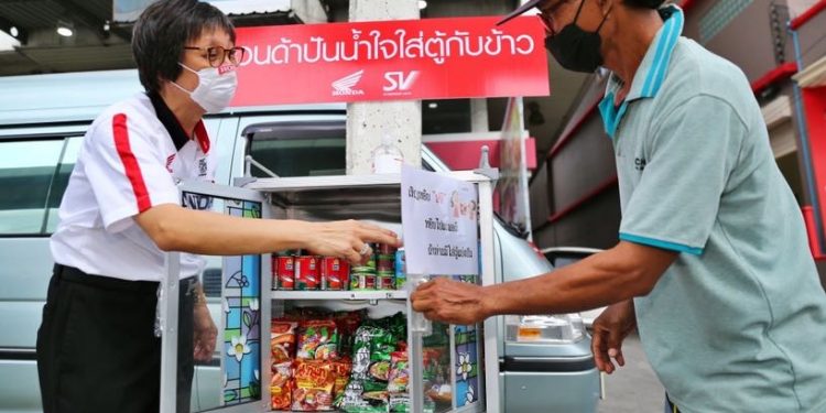 “มอไซค์ฮอนด้า ปันน้ำใจ ใส่ตู้กับข้าว” หนุนเครือข่ายร้านผู้จำหน่ายฯ ทั่วประเทศจัดตู้ปันสุขที่หน้าร้าน 