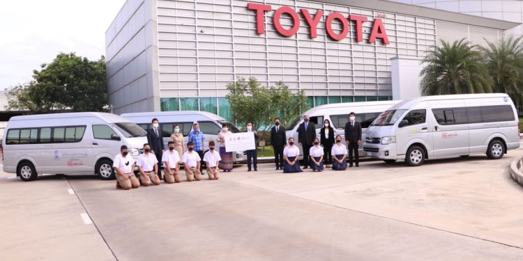 โตโยต้า ส่งมอบ “ฉากกั้นห้องโดยสารรถตู้” ป้องกันเชื้อฟุ้งกระจายระหว่างการเดินทาง