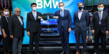 รัฐมนตรีช่วยว่าการกระทรวงสาธารณสุขเยี่ยมชมบูธบีเอ็มดับเบิลยู ภายในงานมอเตอร์โชว์ 2020