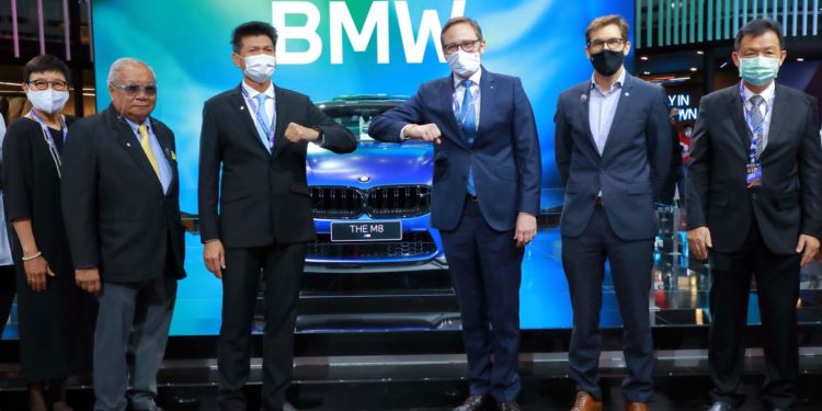 รัฐมนตรีช่วยว่าการกระทรวงสาธารณสุขเยี่ยมชมบูธบีเอ็มดับเบิลยู ภายในงานมอเตอร์โชว์ 2020