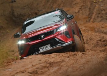 ขับดี นั่งสบาย แถมลุยได้แบบไม่กลัวทางโหด TOYOTA FORTUNER LEGENDER