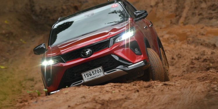 ขับดี นั่งสบาย แถมลุยได้แบบไม่กลัวทางโหด TOYOTA FORTUNER LEGENDER