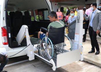 โตโยต้า ส่งมอบรถตู้ “คอมมิวเตอร์ เวลแค็บ” สนับสนุนศูนย์พัฒนาศักยภาพผู้สูงอายุ