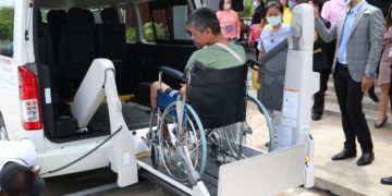 โตโยต้า ส่งมอบรถตู้ “คอมมิวเตอร์ เวลแค็บ” สนับสนุนศูนย์พัฒนาศักยภาพผู้สูงอายุ