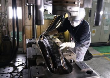 นิสสันประสบความสำเร็จในกระบวนการผลิตชิ้นส่วนคาร์บอนไฟเบอร์