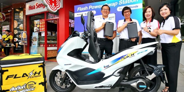 เอ.พี. ฮอนด้า ยกระดับธุรกิจเดลิเวอรี่ สู่ยุค EV จับมือแฟลชเอ็กซ์เพรส์ และโออาร์ นำรถ Honda PCX Electric มาใช้เป็นครั้งแรก