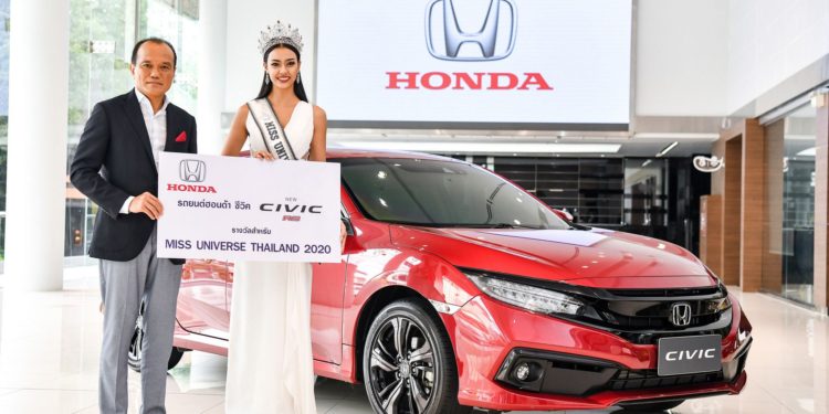 ฮอนด้าร่วมยินดีกับตัวจริงแห่งจักรวาล “อแมนด้า-ชาลิสา” MUT 2020 มอบ ซีวิค รุ่น TURBO RS สีแดงอิกไนต์
