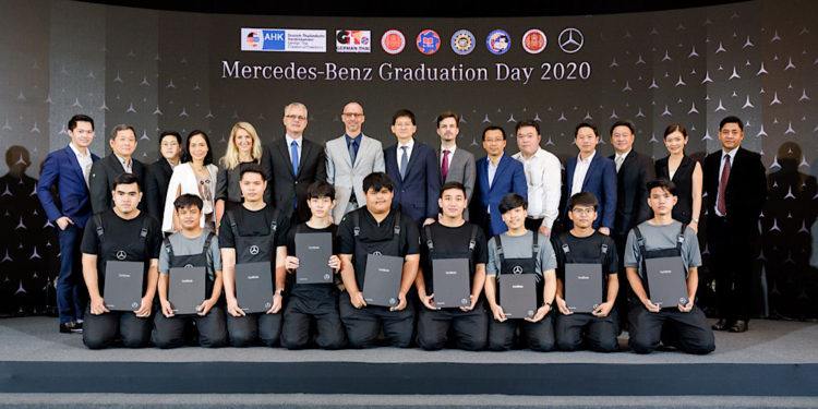 เมอร์เซเดส-เบนซ์ มอบประกาศนียบัตรจากประเทศเยอรมนีแก่นักเรียนช่างฝึกหัดรุ่นที่ 30