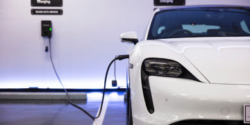 เอเอเอสฯ เดินหน้าติดตั้งเครื่องชาร์จไฟฟ้าปอร์เช่ในห้างสรรพสินค้าชั้นนำกลางกรุง