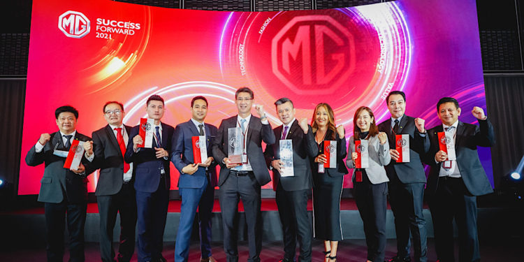 “เบส ออโต้เซลส์” ครองใจลูกค้า MG คว้า 9 รางวัล ผู้จำหน่ายรถยนต์ยอดเยี่ยม ปี 2020