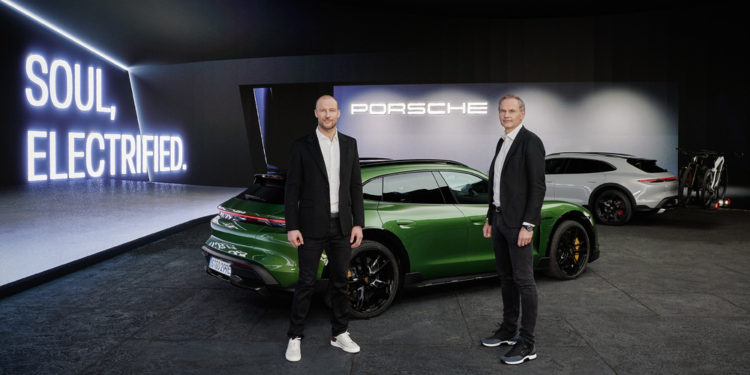 การเปิดตัวครั้งแรกของโลก กับ ครอส ทัวริสโม ยนตรกรรมสปอร์ตอเนกประสงค์พลังงานไฟฟ้า