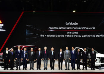 รองนายกรัฐมนตรี พร้อมด้วย รัฐมนตรีว่าการกระทรวงอุตสาหกรรม เยี่ยมชมบูธมิตซูบิชิ