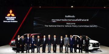 รองนายกรัฐมนตรี พร้อมด้วย รัฐมนตรีว่าการกระทรวงอุตสาหกรรม เยี่ยมชมบูธมิตซูบิชิ