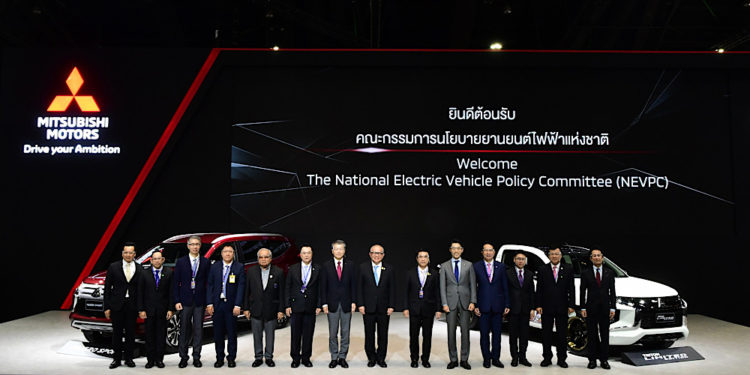 รองนายกรัฐมนตรี พร้อมด้วย รัฐมนตรีว่าการกระทรวงอุตสาหกรรม เยี่ยมชมบูธมิตซูบิชิ