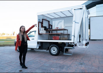 นาเอลลี่ ฟลอเรส ครูผู้ขับห้องเรียนไปหานักเรียนด้วย นิสสัน เอ็นพี 300*