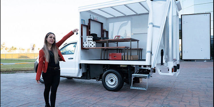 นาเอลลี่ ฟลอเรส ครูผู้ขับห้องเรียนไปหานักเรียนด้วย นิสสัน เอ็นพี 300*