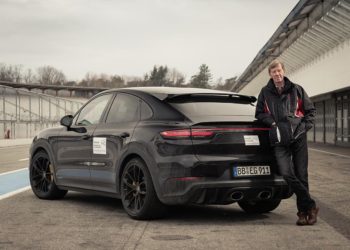 Walter Röhrl ทดสอบขับยนตรกรรมทรงสมรรถนะ คาเยนน์ (Cayenne) ใหม่