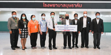 คณะผู้บริหารบริษัทกรังด์ปรีซ์ฯ มอบเงิน 200,000 บาท สมทบทุนรพ.บุษราคัม รักษาผู้ป่วยโควิด-19 
