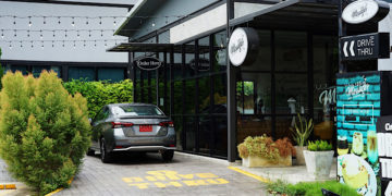 นิสสัน อัลเมร่า ชวนขับรถไปคาเฟ่แบบไดรฟ์ทรูช่วยร้านค้าฝ่าวิกฤติโควิด-19