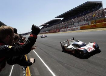 Fritz Enzinger ส่งมอบ Porsche Motorsport ให้แก่ Thomas Laudenbach