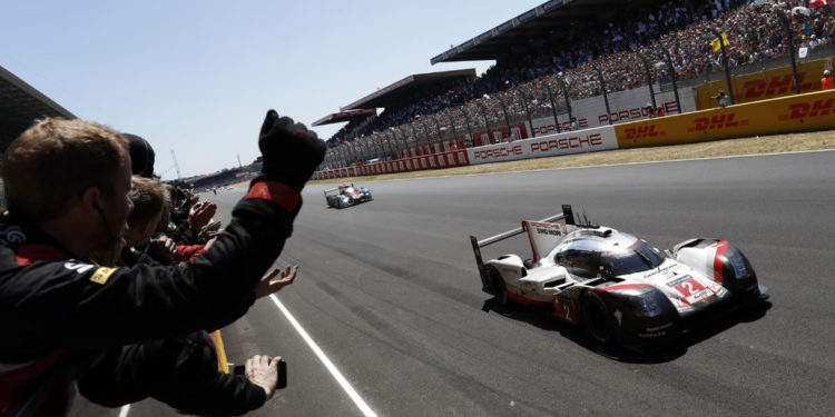 Fritz Enzinger ส่งมอบ Porsche Motorsport ให้แก่ Thomas Laudenbach