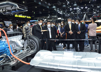 รัฐมนตรีกระทรวงอุตสาหกรรม เยี่ยมชมบูธ มิตซูบิชิ ในงานมหกรรมยานยนต์ ครั้งที่ 38