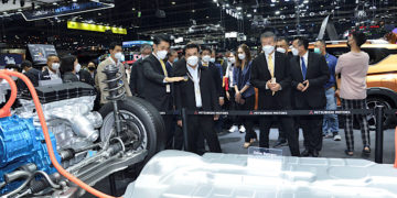 รัฐมนตรีกระทรวงอุตสาหกรรม เยี่ยมชมบูธ มิตซูบิชิ ในงานมหกรรมยานยนต์ ครั้งที่ 38