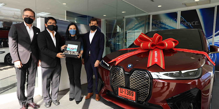 ส่งมอบบีเอ็มดับเบิลยู iX xDrive50 Sport แก่ลูกค้าคนแรกในไทยอย่างเป็นทางการ