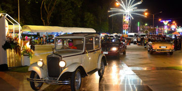 “รถโบราณ” จัดขบวนพาเหรด ส่งเสริมการท่องเที่ยวงาน “เขาวัง”