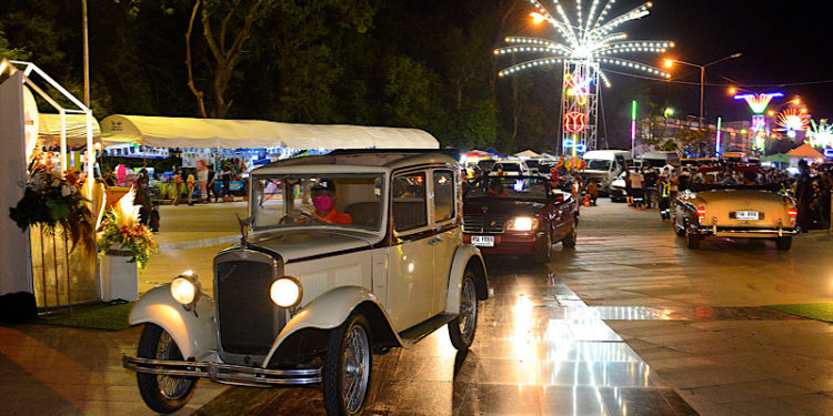 “รถโบราณ” จัดขบวนพาเหรด ส่งเสริมการท่องเที่ยวงาน “เขาวัง”
