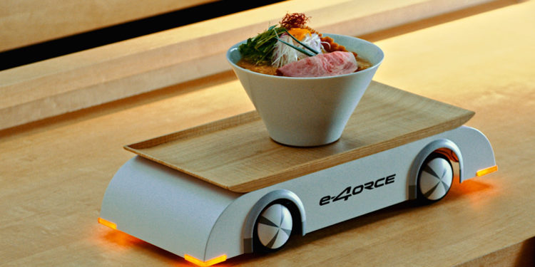 เทคโนโลยี e-4ORCE จากนิสสันช่วยเสิร์ฟราเม็งได้อย่างไม่มีสะดุด