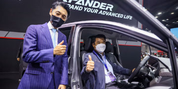 รัฐมนตรีว่าการกระทรวงอุตสาหกรรม เยี่ยมชมบูธมิตซูบิชิที่งานมอเตอร์โชว์