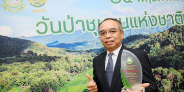 มิตซูบิชิ มอเตอร์ส ประเทศไทย เข้ารับโล่รางวัล  หนึ่งในฐานะผู้สนับสนุนป่าชุมชนของประเทศไทยจากกรมป่าไม้