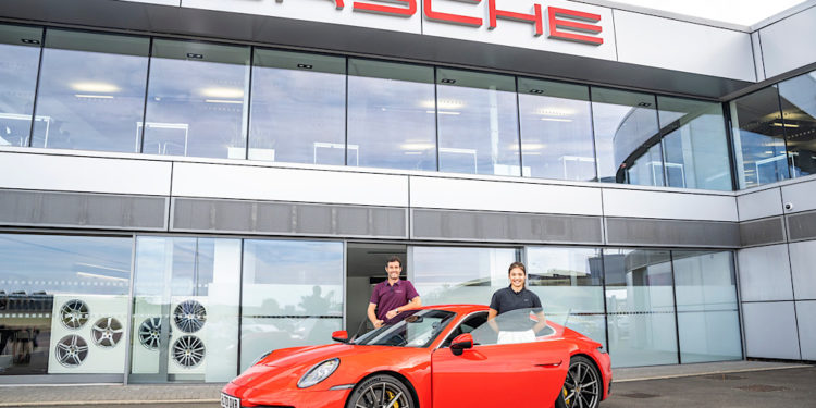 Emma Raducanu ได้รับการเติมเต็มความฝันอันยิ่งใหญ่ กับโอกาสในการโลดแล่นไปกับปอร์เช่ 911 คาร์เรร่า เอส (Carrera S) บนสนาม Silverstone