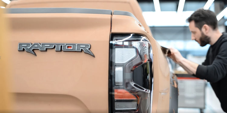 เจาะลึกการออกแบบของฟอร์ด เรนเจอร์ แร็พเตอร์ เจเนอเรชันใหม่ สะท้อนดีเอ็นเอสายพันธุ์แกร่ง ดุดัน ทรงพลังสไตล์แร็พเตอร์