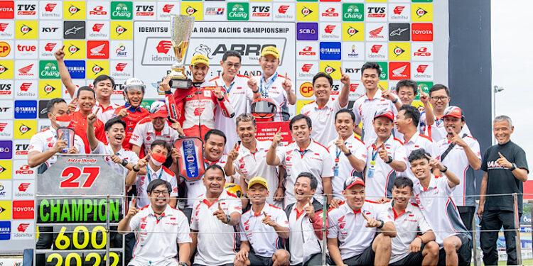 นักบิดไทยกระหึ่มเอเชีย! “สุหทัย” พลิกคว้าชัยโฮมเรซ “รัฐพงษ์-กฤชพร-ปิยวัฒน์” ฉลองโพเดียม “เอเชีย โร้ด” ที่ บุรีรัมย์