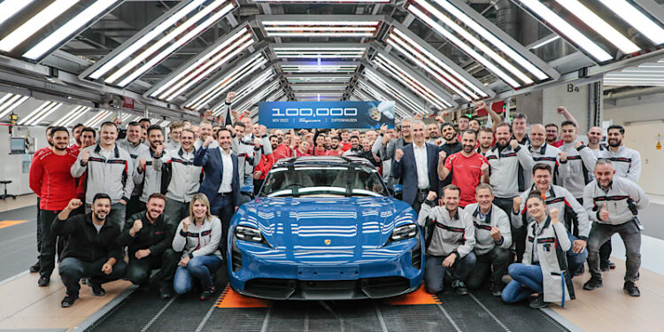 เฉลิมฉลองความสำเร็จของยนตรกรรมสปอร์ตพลังงานไฟฟ้า ปอร์เช่ ไทคานน์(Taycan) ด้วยยอดเติบโตของการผลิต และพิสัยการเดินทางได้ไกลสูงสุด