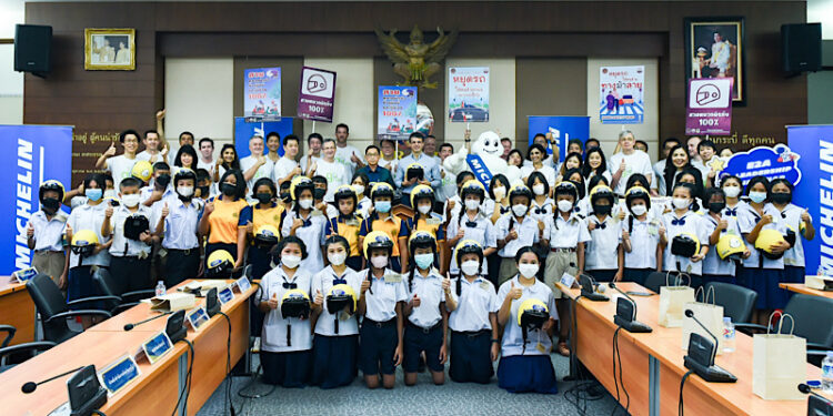 มิชลิน ร่วมสนับสนุนโครงการ “กระบี่ปลอดภัย สวมหมวกนิรภัย 100%” แจกหมวกนิรภัย 1,000 ใบ ให้เยาวชนในจังหวัดกระบี่