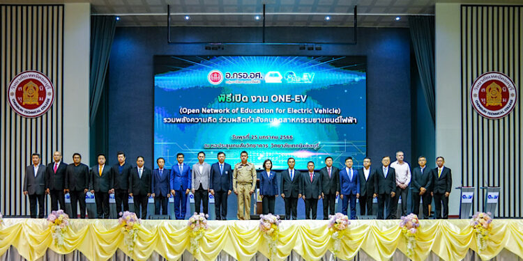 มิตซูบิชิ มอเตอร์ส ประเทศไทย รับโล่รางวัลจากกระทรวงศึกษาธิการ มุ่งสนับสนุนการศึกษารถยนต์ไฟฟ้า