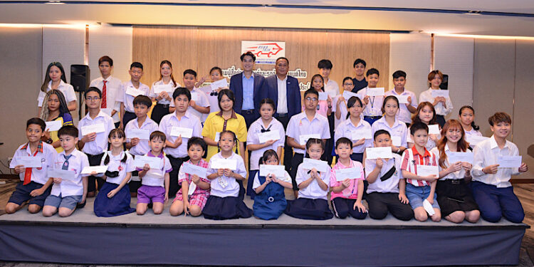 สรยท. มอบทุนการศึกษาบุตร-ธิดา สมาชิกสมาคมฯ ประจําปี 2565