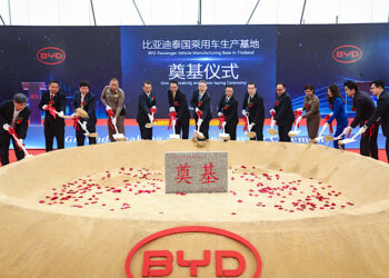 BYD จัดพิธีวางศิลาฤกษ์โรงงานผลิตรถยนต์แห่งแรกในประเทศไทย พร้อมส่งมอบรถ BYD ATTO 3 คันที่ 9,999 และ 10,000