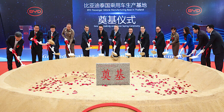 BYD จัดพิธีวางศิลาฤกษ์โรงงานผลิตรถยนต์แห่งแรกในประเทศไทย พร้อมส่งมอบรถ BYD ATTO 3 คันที่ 9,999 และ 10,000