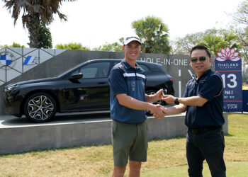 บีเอ็มดับเบิลยู ประเทศไทย มอบรางวัลรถยนต์บีเอ็มดับเบิลยู iX xDrive40  แก่โอลิเวอร์ ฮันเดโบลล์ นักกอล์ฟหนึ่งเดียวผู้คว้าโฮล-อิน-วัน