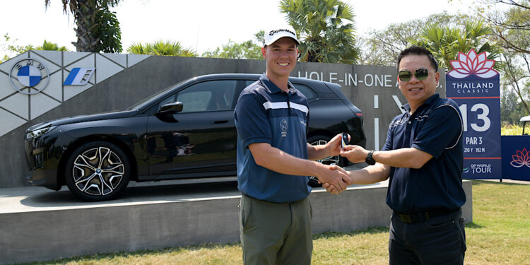 บีเอ็มดับเบิลยู ประเทศไทย มอบรางวัลรถยนต์บีเอ็มดับเบิลยู iX xDrive40  แก่โอลิเวอร์ ฮันเดโบลล์ นักกอล์ฟหนึ่งเดียวผู้คว้าโฮล-อิน-วัน