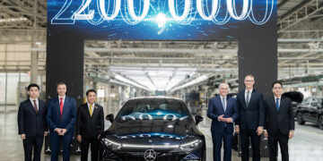 เมอร์เซเดส-เบนซ์ ต้อนรับประธานาธิบดีเยอรมนีฯ เยี่ยมชมโรงงานประกอบรถยนต์ พร้อมเฉลิมฉลองรถยนต์คันที่ 200,000 จากสายการผลิตในประเทศไทย