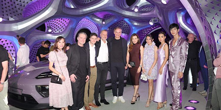 เซเลบริตี้สาว คุณหวานหวาน ปอร์เช่เลิฟเวอร์ และคุณใบตอง สาวสวยรักษ์โลก กับผู้บริหารจากปอร์เช่ ประเทศไทย ร่วมงานเปิดตัวมาคันน์ใหม่