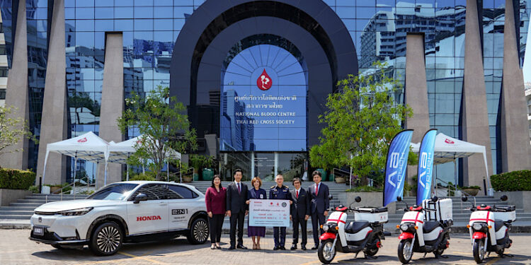 ฮอนด้า สนับสนุนยานยนต์ไฟฟ้า 100%  ทั้ง รถยนต์ไฟฟ้า “Honda e:N1” และ รถจักรยานยนต์ไฟฟ้า “Honda BENLY e:” เพื่อใช้กิจกรรมสาธารณประโยชน์ของสภากาชาดไทย